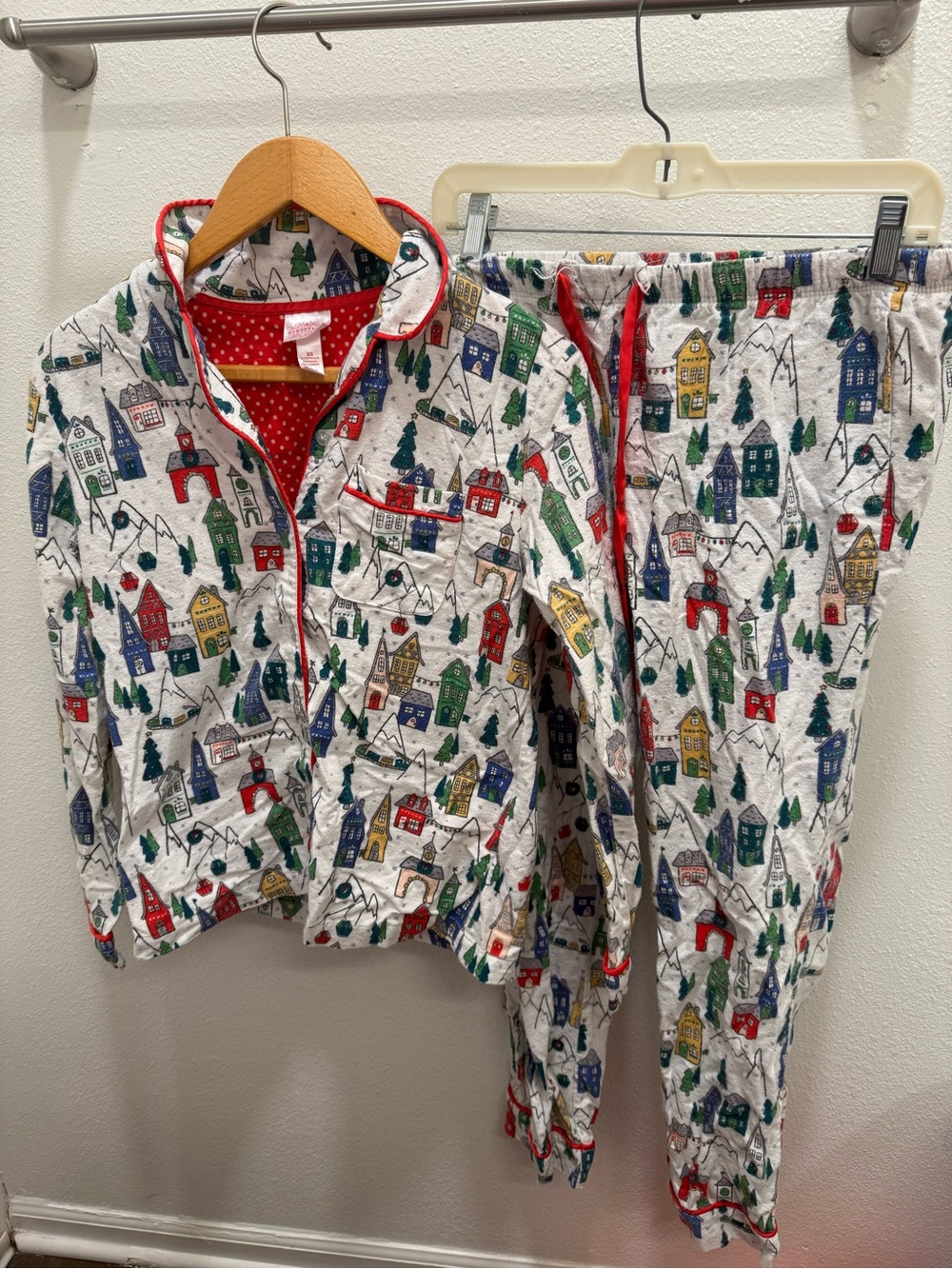 Wondershop White Holiday Village Pajama Set with Red Trim XS